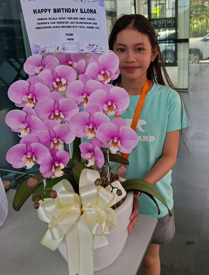 bunga-anggrek-cantik-dalam-vas-keramik-jakarta-chiara-florist3