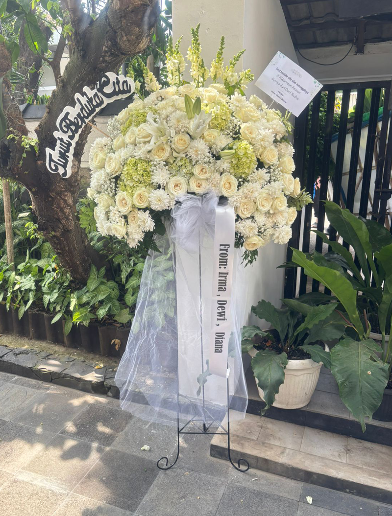 standing-flower-bouquet-duka-cita-jakarta-chiara-florist1